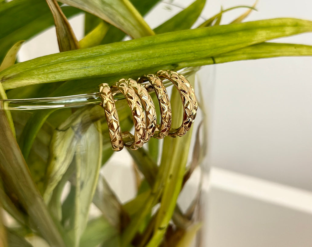 Trinity Carve Hoops - Elegantne Naušnice